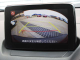 狭い道でのすれ違いや、駐車が苦手な方も安心の360&deg;ビューモニター。前後左右4つのカメラ映像を合成し、上から見下ろしたような映像をモニターに投影。車載の障害物センサーと合わせて、死角のない安全性を確保