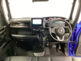 車内は光触媒抗菌消臭施工済です。スタイリッシュなデザインでスポーティなインパネ周りを演出します。グローブボックスやカップホルダーのほかにトレーなどたくさんの収納スペースが付いています。