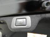ワンタッチでバックドアが開閉。重たいバックドアも力いらずで開閉できる便利なパワーバックドア付きです!