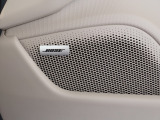 BOSEサラウンドサウンドシステムは、車内の音響特性に合わせて的確にチューニングされており、コンサートホールのようにバランスに優れた原音を忠実に再現した音響パターンを生み出します。