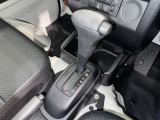 操作しやすいATシフトです。 シフトチェンジを気にしなくていいので運転だけに集中できますね。 自然と手に届くところにある、手になじむ形状のシフトノブがいいですね。