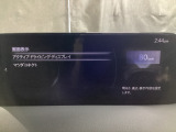 フロントガラス投影タイプのヘッドアップディスプレイを採用しています。現車速やナビルート案内、走行車線表示、前方車表示、交通標識表示など情報も多彩です。