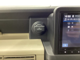 【アクセサリーソケット(電源ソケット)】電源からケーブルをつなげば、スマートフォンなどの電子機器の充電などを行うことができます!ゲーム機器や、カメラの充電にも便利ですね。