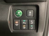 Hondaセンシング用の、VSA(ABS+TCS+横滑り抑制)解除と路外逸脱抑制機能のオンオフスイッチなどはハンドルの右側に装備しています。燃費に役立つECONボタンもここです。