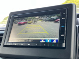 バックモニター装備。画面にて後方の確認が行えるので、バック駐車や車庫入れの際には重宝します。車の運転に慣れない方でも安心のガイドライン表示機能付。