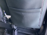 シートポケット装備。小物を入れたりできて便利です