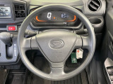 インテリアに合わせたデザインのステアリングは、運転される方のことも考え、運転しやすい形状、大きさです。是非一度、実際に触ってお確かめください。