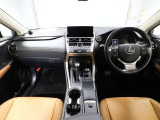 上質で落ち着いた印象のインパネ。視界も広々で運転しやすいです。