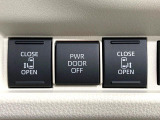【両側スライドドア】駐車場で隣の車との間隔が狭く乗りにくい時、スライドドアなら安心!ドアオープン時も幅を取らず、開口部が広いので乗り降りがとっても簡単です。大きな荷物の出し入れも後席から可能♪