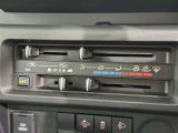操作が簡単なマニュアルエアコンを装備しています。