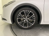 機敏さを引き立てる純正アルミ 195/50 R19 装着!