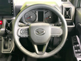 インテリアに合わせたデザインのステアリングは、運転される方のことも考え、運転しやすい形状、大きさです。是非一度、実際に触ってお確かめください。