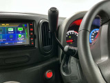 【コラムシフト】ハンドルの近くで操作できるため手が届きやすく、運転席と助手席の間に空間が生まれ、前席から後席へのウォークスルーが容易になります。