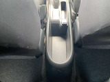 運転席と助手席側の間、後ろに収納スペースがあります。シガーソケットも近くにあり、電子機器の充電置き場として、ご利用ください。