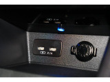 小物の収納に便利なセンタートレイには携帯等のデバイスの充電可能なUSB出力電源付です。