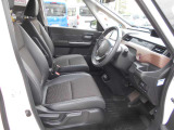体が沈み込まないちょうどいい固さのシートなので、長時間の運転も疲れづらいんですよ♪足元もすっきりと広いです!