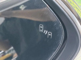 【ブラインドスポットモニター】走行中、ドアミラーの死角になりやすい箇所に後続車が接近するとサイドミラーのレンズに警告を表示!ドライバーに注意喚起をしてくれます。