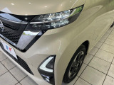 【LEDヘッドライト】悪天候や夜間走行時も良好な視界を確保し安心して運転できる高輝度LEDヘッドライトを装備!点灯速度が早く、消費電力も抑えられています。
