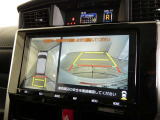 【全周囲モニター】車を上空から見下ろしたような映像をカーナビ画面に映し出し、車庫入れや縦列駐車をサポートしてくれます。