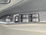 【電動格納ミラー】サイドミラーは電動格納式となっており、狭い駐車場でもキズがつくリスクを抑えられます。