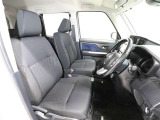 ゆったり室内で運転もしやすいです♪使い勝手の良い配置も考えられています!!