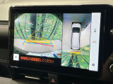 【パノラミックビューモニター】専用のカメラにより、上から見下ろしたような視点で360度クルマの周囲を確認することができます☆死角部分も確認しやすく、狭い場所での切り返しや駐車もスムーズに行えます。