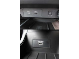 USBタイプA・タイプC・HDMI接続が可能です。Apple CarPlayやAndroid Auto連携機能もあります。携帯電話のワイヤレス充電にも対応。