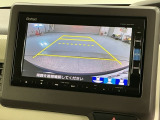 リバースギアに入れるだけで後方の表示へ切り替わります。夜間や雨の日の駐車も楽になりますよ。