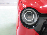 LEDヘッドライトは、点灯の瞬間から光量を発揮し、突然暗くなるトンネルなどでの安定感を高めます。