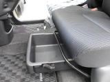助手席シートアンダートレイ。車内の掃除用具など、車には置いておきたいけど、見えるところには置きたくない物の収納にぴったり。