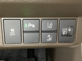 ハンドルの右側にはヘットライトリベライザーとHondaセンシング用のメインスイッチがついています。ヘッドライトリベライザーは道路状況や積荷の加重に応じてライトの高さを調節できます。