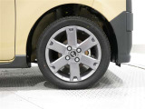 タイヤサイズは(165/55R15)で純正アルミホイールです。
