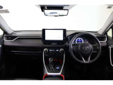 赤のアクセントカラーがスポーティな運転席廻りです。フラットなデザインで広々とした視界と開放感があります。お洒落なだけじゃなく、必要なものが使いやすい位置に配置され運転しやすいですよ。