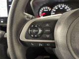 ステアリングスイッチ付きで、運転中に視線を前に向けたまま操作できます。