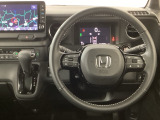 【ハンドル】運転にかかわる様々な操作を安全に行えるように視点移動が少なく操作性に配慮されたスイッチ類が凝縮されたコックピットです。