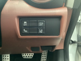 各種機能の切替スイッチは運転席パネル下に集約されています。任意で切り替え可能なため状況に合わせてお使いください。