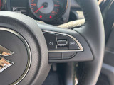 【クルーズコントロール】アクセル操作なしで一定速度を保つ機能。先行車との距離を自動調整する追従型が主流で、高速走行時の疲労を劇的に軽減します。長距離移動が多いお客様への商談では必須の快適装備です。