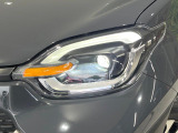 【LEDヘッドライト】悪天候や夜間走行時も良好な視界を確保し安心して運転できる高輝度LEDヘッドライトを装備!点灯速度が早く、消費電力も抑えられています。