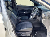 ◆前面ドア運転席◆ドアの開口が広く乗降ラクラク。シートの幅も広く運転していてもストレスを感じません。足元も広く快適なドライブを演出してくれます。