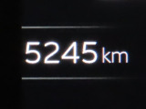 ワンオーナー車で走行距離の少ないプリウスです。