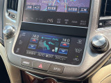 【左右独立温度コントロール式フルオートエアコン(DUAL/SYNC)】運転席側と助手席側でそれぞれ自由に温度設定ができ、快適な風量やモードなどを自動調整します