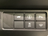Hondaセンシング用の、VSA(ABS+TCS+横滑り抑制)解除と路外逸脱抑制機能のオンオフスイッチなどはハンドルの右側に装備しています。