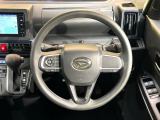 インテリアに合わせたデザインのステアリングは、運転される方のことも考え、運転しやすい形状、大きさです。是非一度、実際に触ってお確かめください。