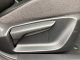 運転席にはドライバーの体型や好みに応じて前後方向だけでなく、高さの調整ができるシートリフターを装備!