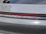 立体造形のPORSCHEロゴ。リアエンドの特徴的なライトストリップとともに点灯します。