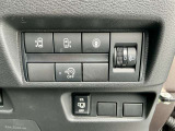 運転席右側には電動スライドドア等各種スイッチが集約されています!!