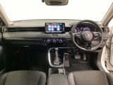 車内は光触媒抗菌消臭施工済です。インパネ周りはスタイリッシュなデザインで機能や装備も充実しています。グローブボックスやカップホルダーのほかにトレーなどたくさんの収納スペースが付いています。