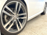 ●純正19インチアルミホイール:輸入車ならではの卓越した走りを支えるホイールと足回りです!日本車の走りに慣れている方にもぜひ体感して頂きたいほど、高いレベルでまとまっています!