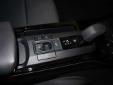 <シフトノブ>変速用シフトレバーのグリップ部です。 シフトレバーの先端にあり、運転操作中にドライバーが握るハンドルに次いで、接触部分の多いパーツです。