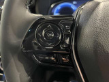 ステアリングスイッチ付きで、運転中に視線を前に向けたまま操作できます。